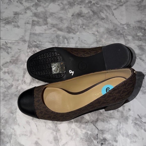 Elegant Brown and Black Women's Pumps MK - Picture 7 of 7